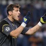 Iker Casillas de Porto reacciona durante un partido clasificatorio a la ronda de grupos