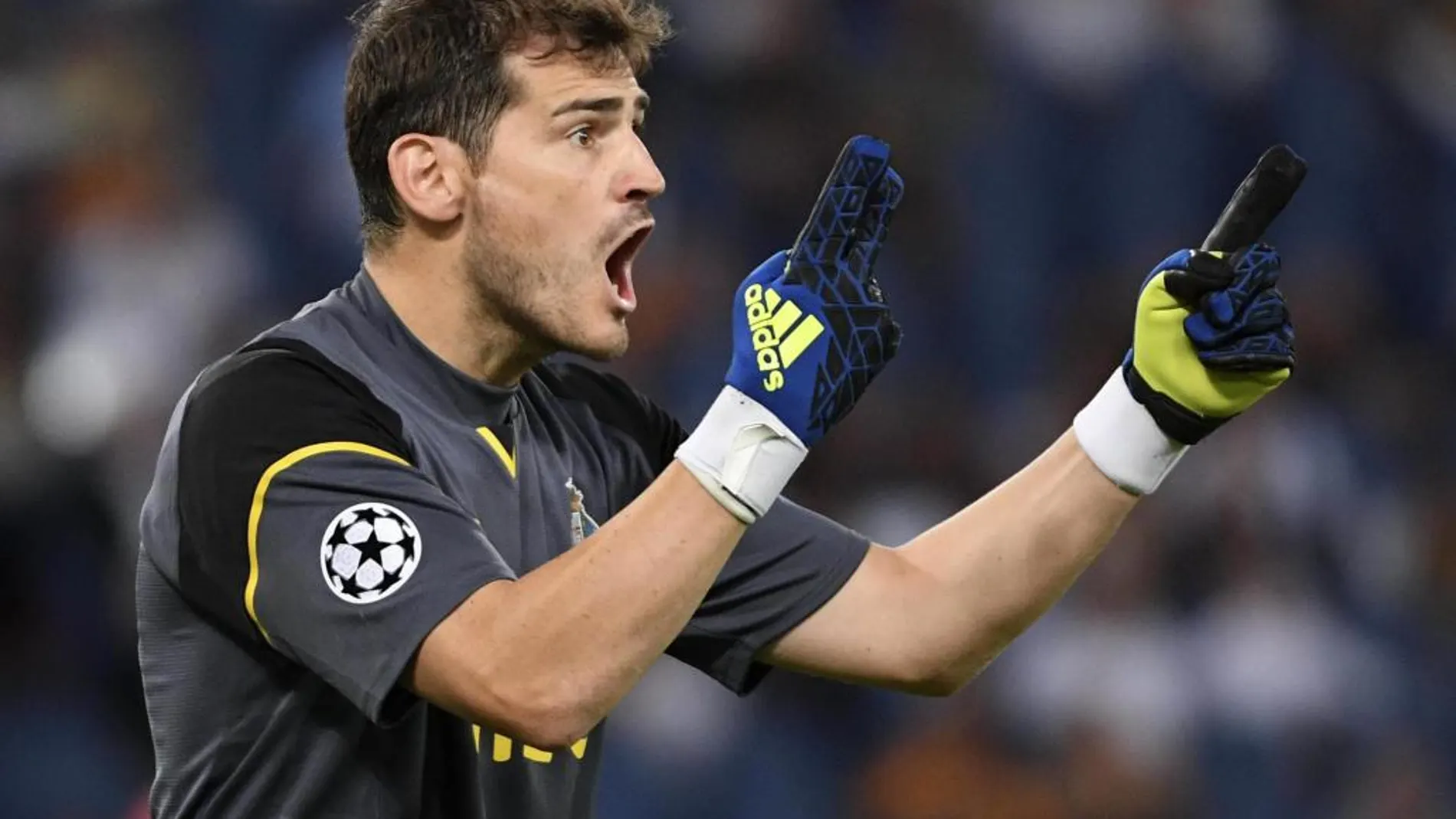 Iker Casillas de Porto reacciona durante un partido clasificatorio a la ronda de grupos