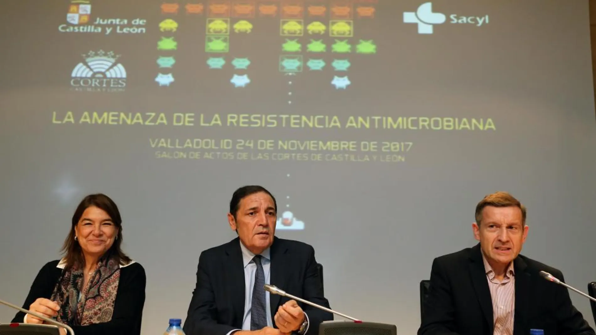 El consejero de Sanidad, Sáez Aguado, participa en la jornada «La amenaza de la resistencia antimicrobiana»