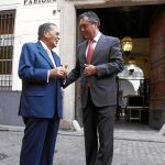 Juan Espadas recibe a Mariano Bellver en la puerta del espacio museístico.