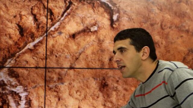 El espeólogo miembro de la asociación de espeleólogos Felix Ugarte, Sergio Laburu, durante la presentación de una serie de hallazgos arqueológicos de arte parietal paleolítico de la cueva de Aitzbitarte IV de Errenteria