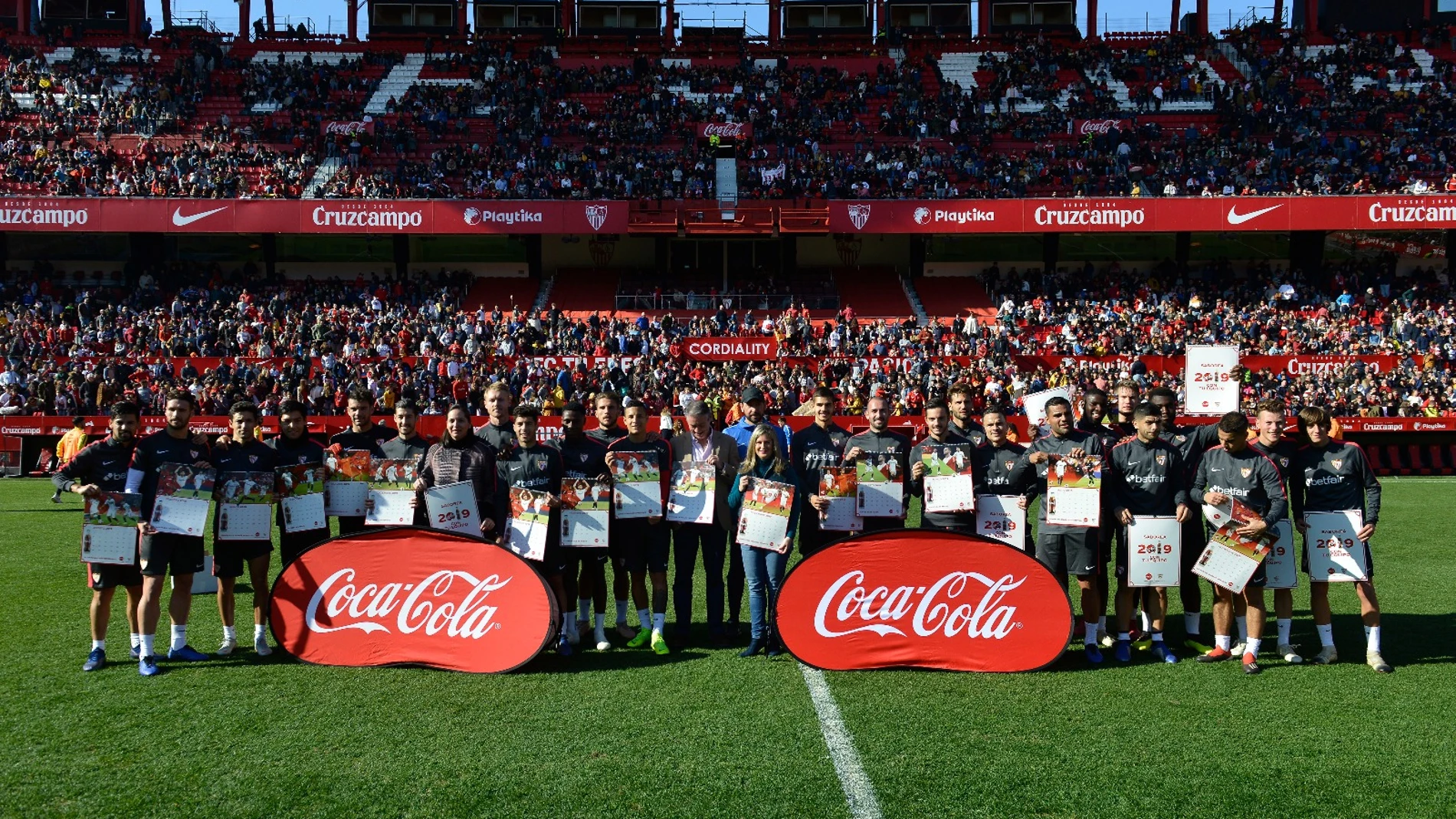 Los jugadores del Betis ya tienen su calendario Coca-Cola