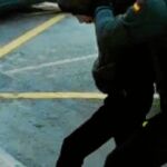Uno de los detenidos, al ser arrestado