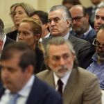 Francisco Correa junto a Luis Bárcenas y otros acusados en el banquillo de la trama Gúrtel. EFE/Chema Moya