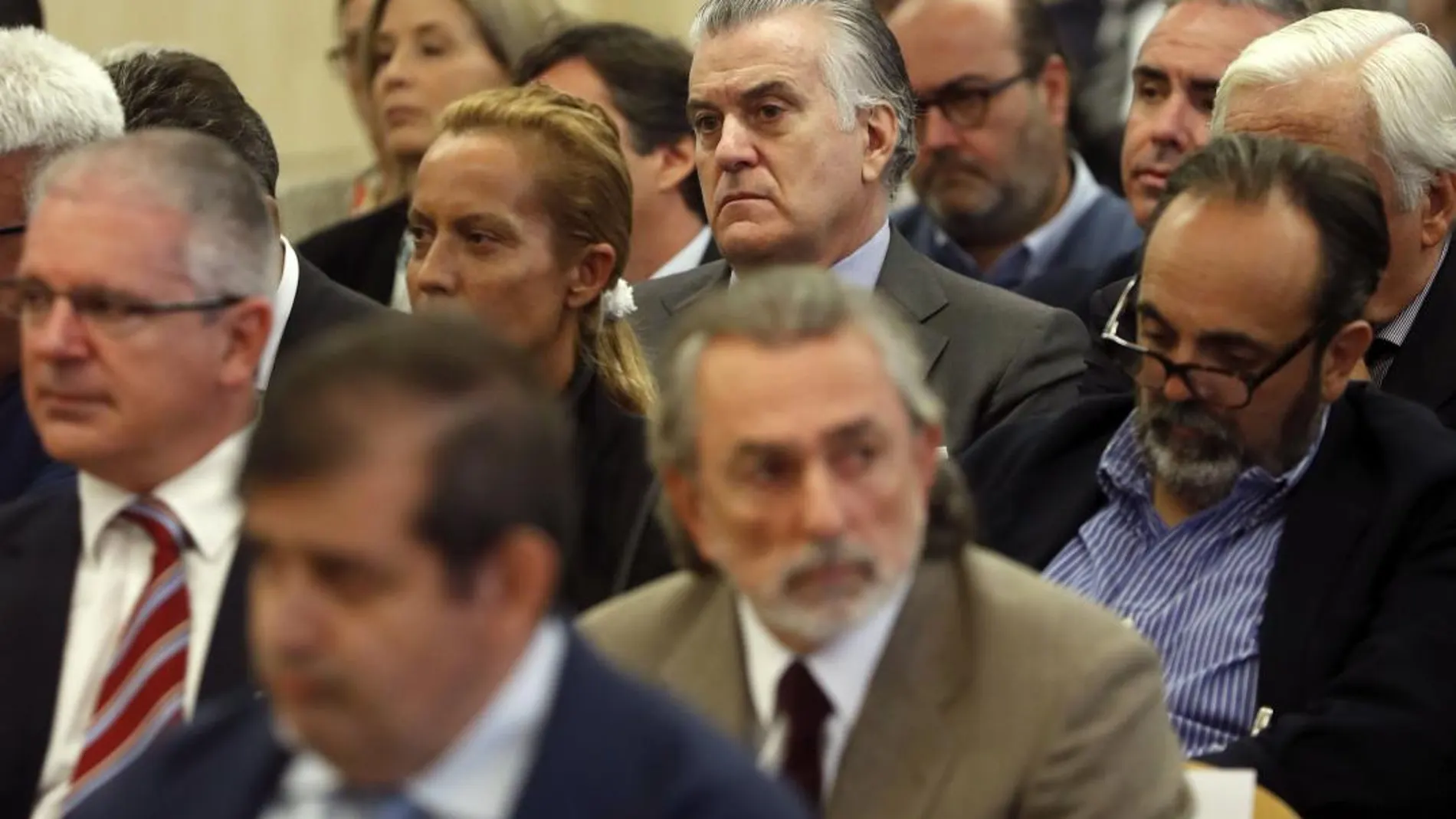 Francisco Correa junto a Luis Bárcenas y otros acusados en el banquillo de la trama Gúrtel. EFE/Chema Moya