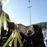 Inés Arrimadas retira lazos amarillos en el pueblo de Puigdemont. (Foto: Twitter)