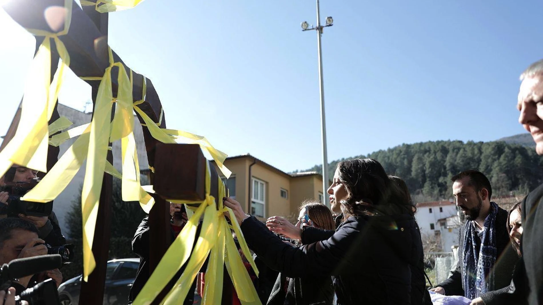 Inés Arrimadas retira lazos amarillos en el pueblo de Puigdemont. (Foto: Twitter)
