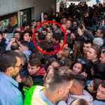 Un tumulto de gente espera en la Universidad Autonóma de Barcelona,  a la cabeza de lista al Congreso del PP por Barcelona, Cayetana Álvarez de Toledo (en el círculo rojo), para abuchearla  a la salida de un acto organizado por la entidad constitucinalista Sha acabat!