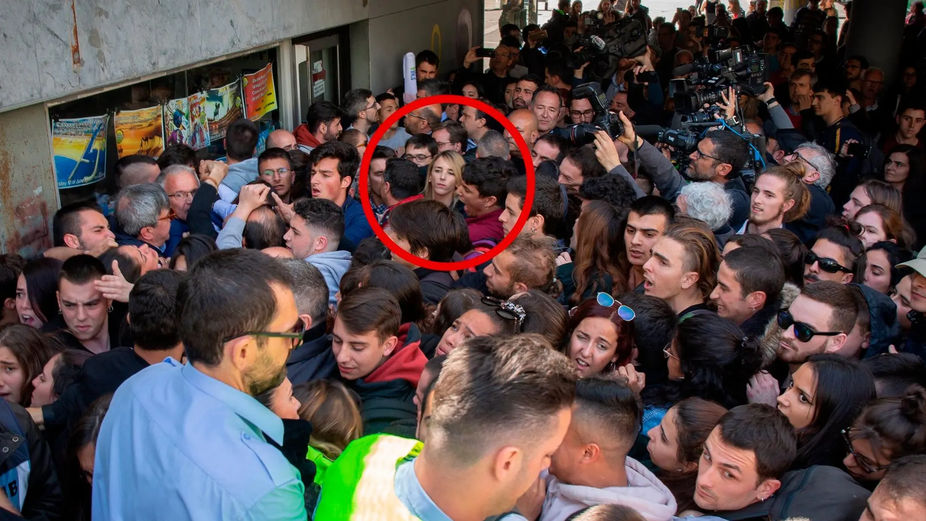 Un tumulto de gente espera en la Universidad Autonóma de Barcelona,  a la cabeza de lista al Congreso del PP por Barcelona, Cayetana Álvarez de Toledo (en el círculo rojo), para abuchearla  a la salida de un acto organizado por la entidad constitucinalista Sha acabat!