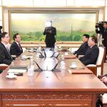 El delegado jefe de Corea del Norte Jon Jong-su (2d) durante una reunión con el delegado jefe de Corea del Sur y viceministro de unificación Chun Hae-sung