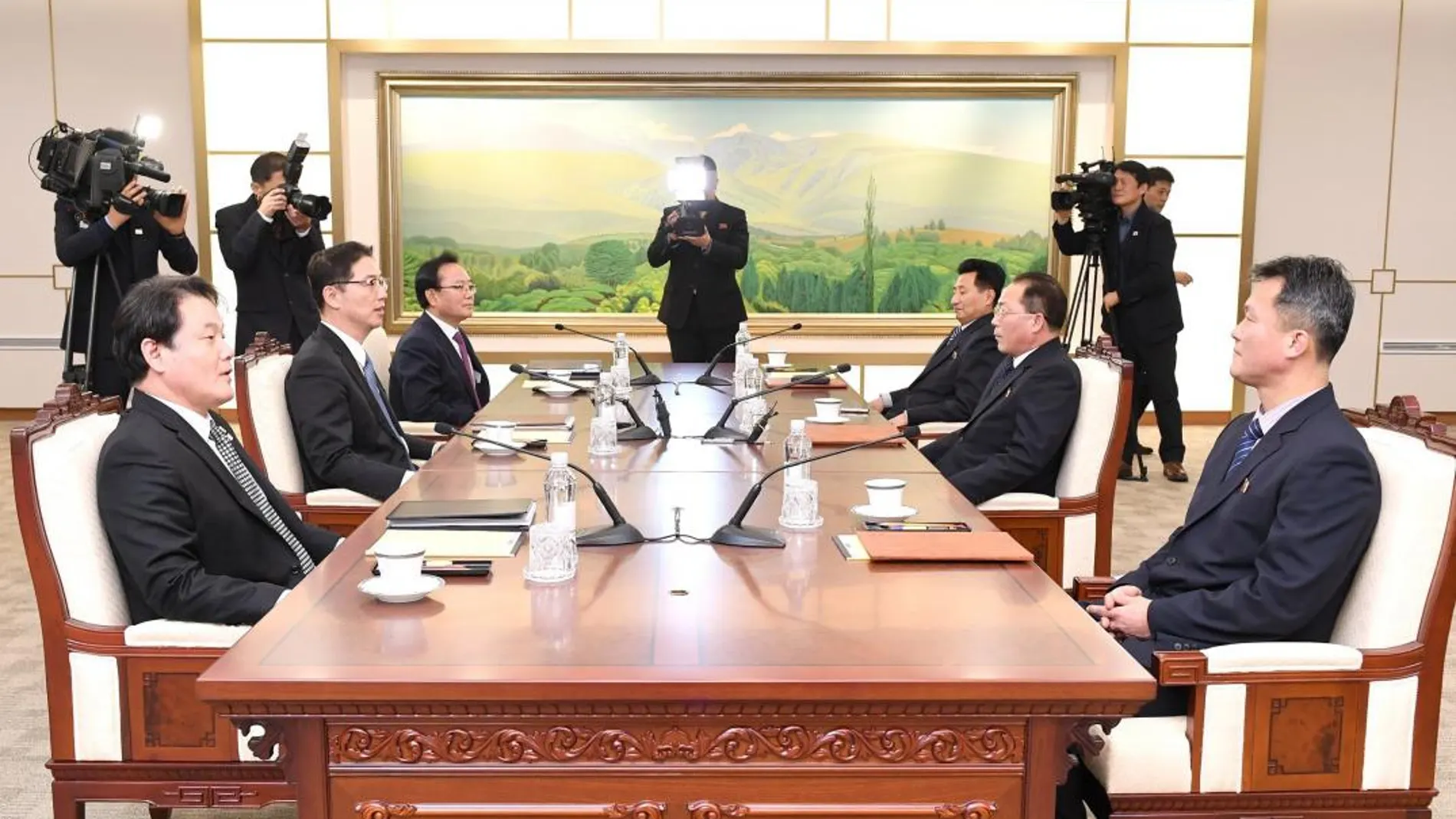 El delegado jefe de Corea del Norte Jon Jong-su (2d) durante una reunión con el delegado jefe de Corea del Sur y viceministro de unificación Chun Hae-sung