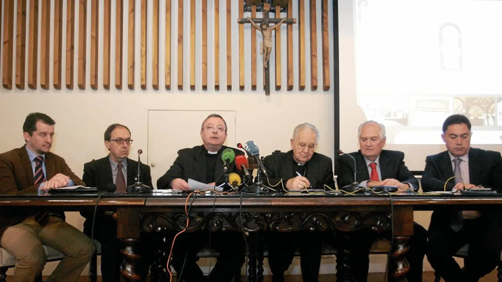 Los actos fueron presentando por el obispo de León, Julián López y el abad de San Isidoro, Francisco Rodríguez, entre otros