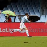 Iago Aspas celebra el gol de su compañero y capitán, Hugo Mallo