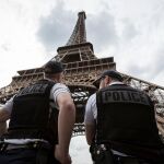 Fotografía de archivo de policías franceses bajo la Torre Eiffel en París