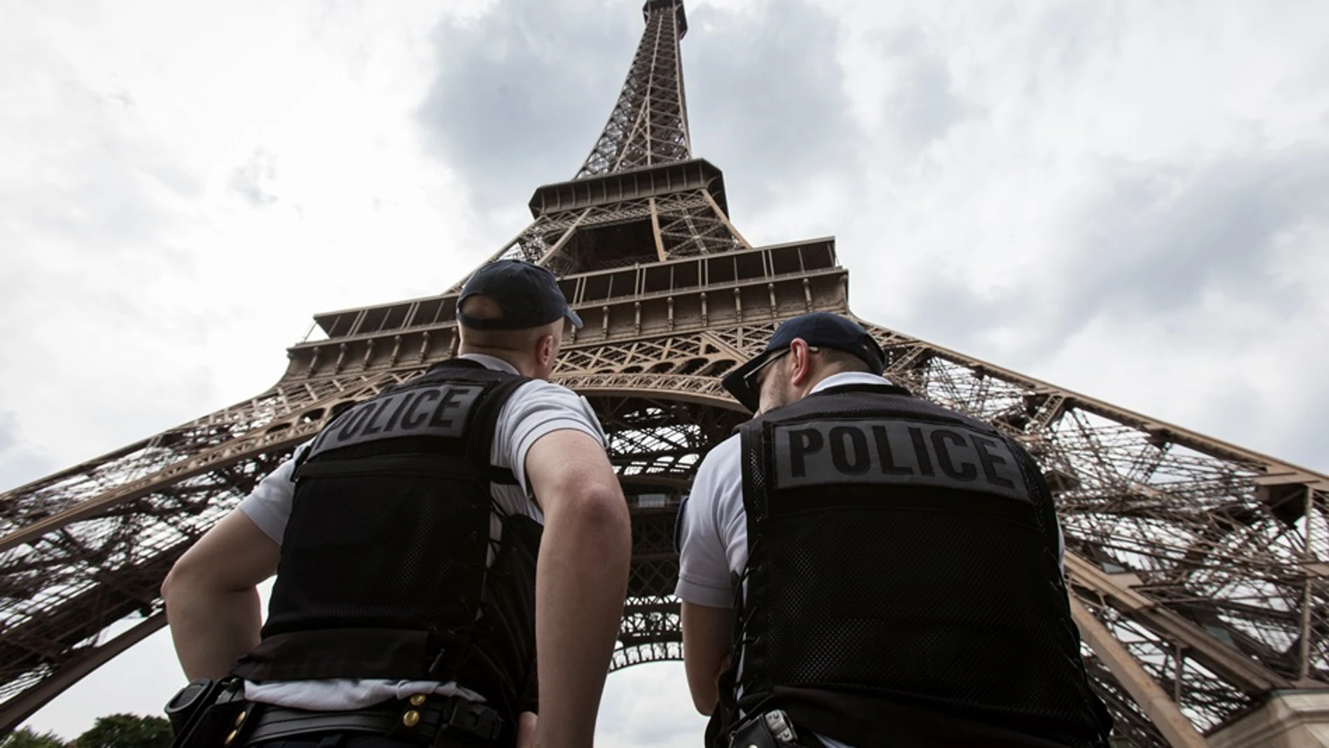 Fotografía de archivo de policías franceses bajo la Torre Eiffel en París