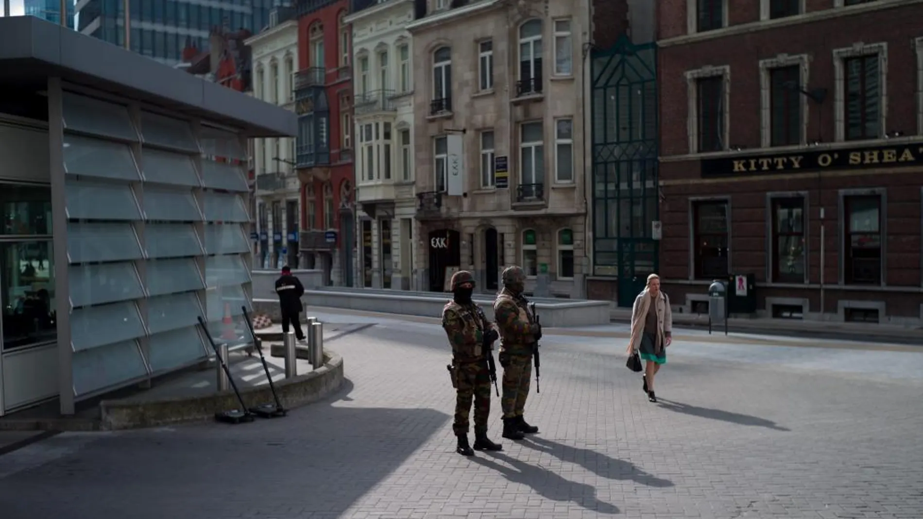 Soldados del ejército belga patrullan las inmediaciones de la sede de la Comisión Europea en Bruselas
