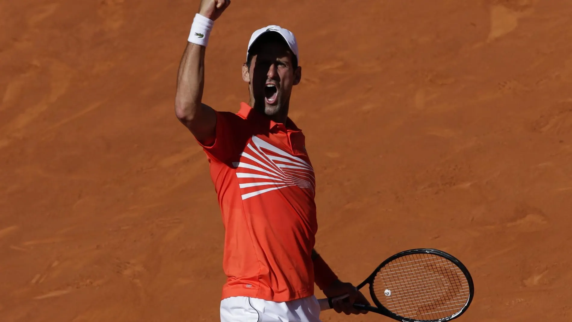 Djokovic celebra uno de los puntos que ganó a Thiem
