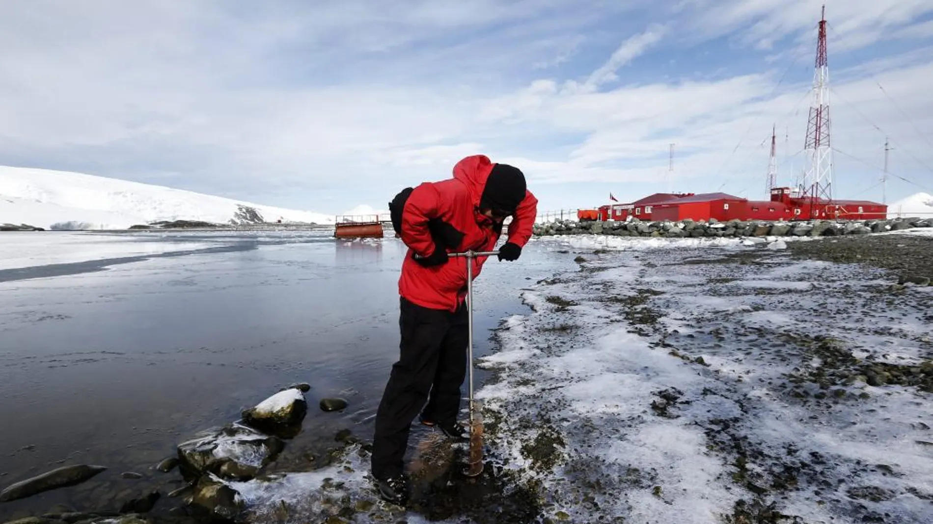 Imagen fechada el 20 de febrero de 2013 que muestra a un científico sacando muestras de tierra junto a la base naval antártica Arturo Prat, en la Isla del Rey Jorge, en las Islas Shetland del Sur, Antártica.