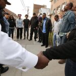 Vecinos de Newark rezan por las tres personas muertas y las heridas