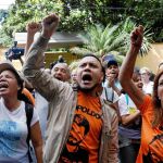 Varios venezolanos gritan contra el Gobierno represor de Nicolás Maduro frente a la casa de Leopoldo López, en Caracas