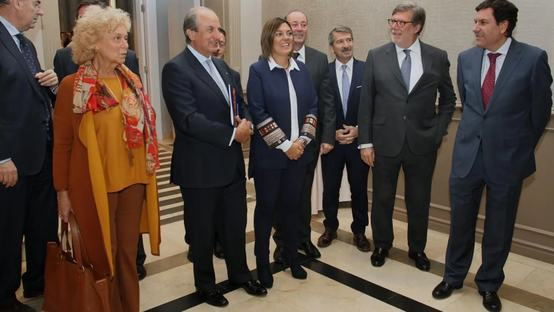 Los presidentes de Grupo Siro, Lucía Urban y Juan Manuel González Serna; la consejera de Agricultura y Ganadería y portavoz de la Junta de Castilla y León; Milagros Marcos; el presidente de la CPOE, José Ignacio Carrasco; el presidente de CECALE, Santiago Aparicio ; y el consejero de Empleo; Carlos Fdez. Carriedo, en la entrega de la III edición del Premio CPOE 'Trayectoria Empresarial'; organizado por la Confederación Palentina de Organizaciones Empresariales