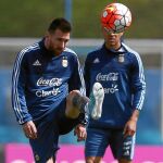 Messi juega con un balón durante el entrenamiento de ayer
