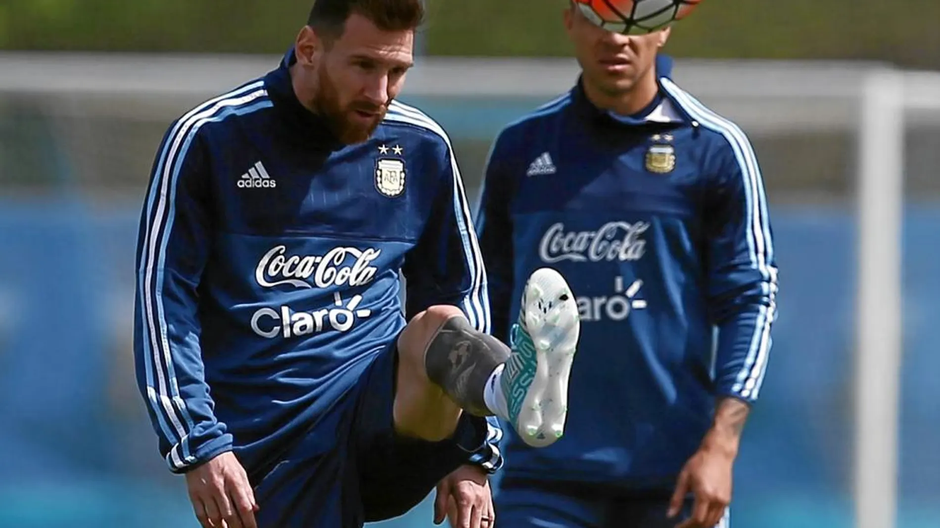 Messi juega con un balón durante el entrenamiento de ayer