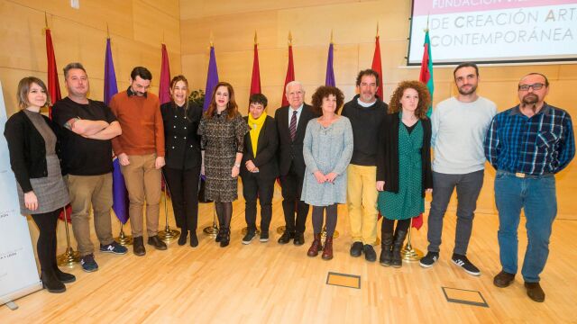 Foto de familia de la presidenta de las Cortes, Silvia Clemente, con los artistas becados y el publicista Luis Bassat