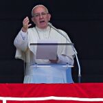 El Papa durante el rezo del Ángelus en la Plaza de San Pedro