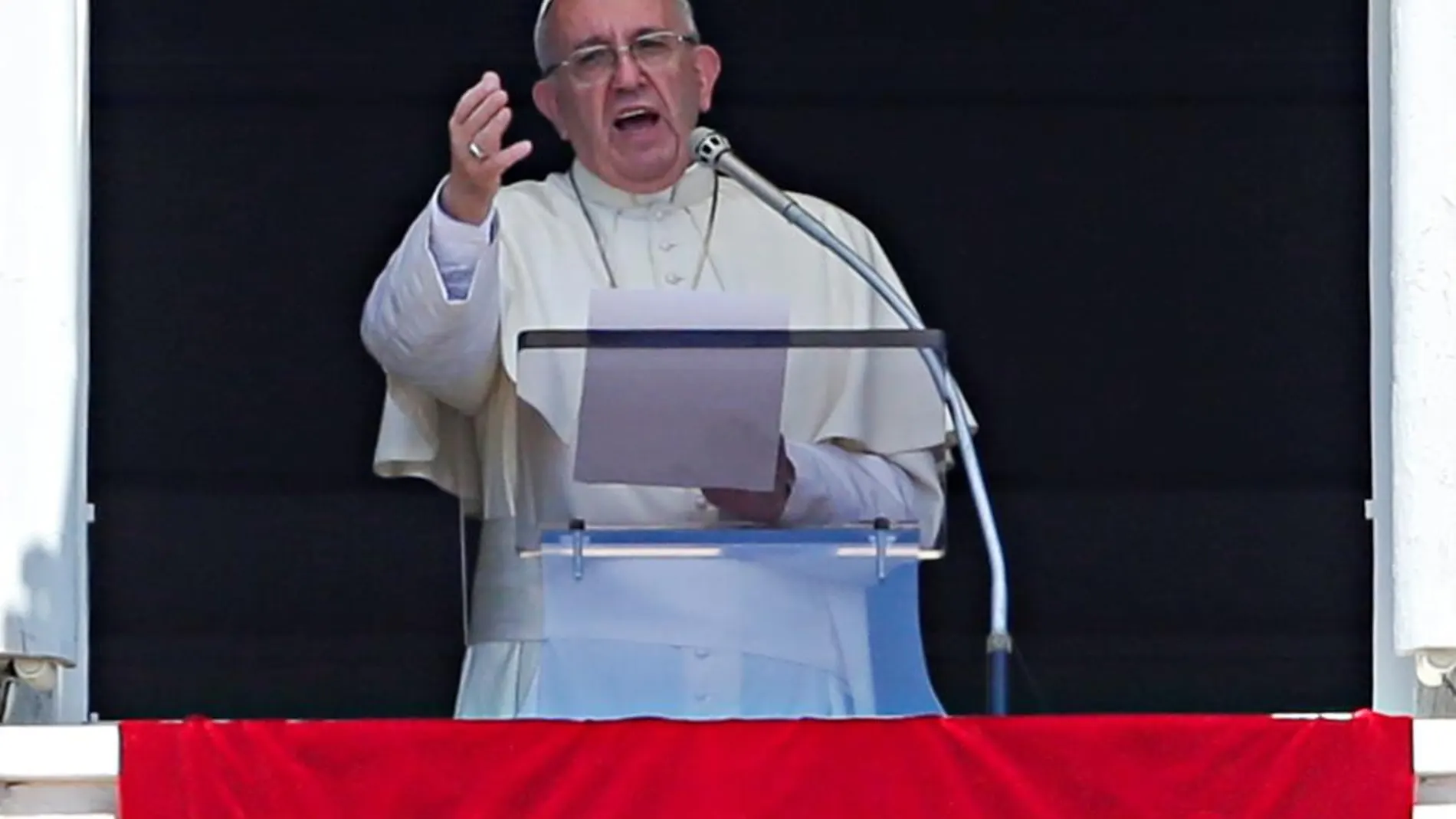 El Papa durante el rezo del Ángelus en la Plaza de San Pedro