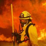 Los bomberos no controlan el fuego en California que ha arrasado ya 12.000 hectáreas