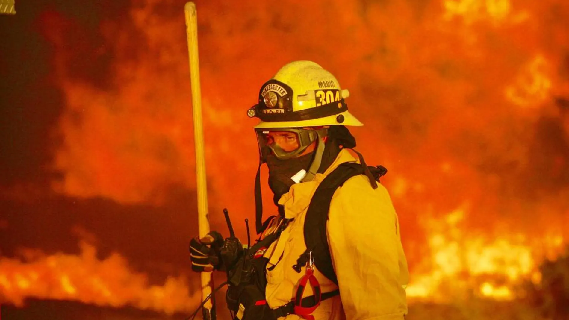 Los bomberos no controlan el fuego en California que ha arrasado ya 12.000 hectáreas