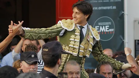 Roca Rey sale a hombros tars cortas las dos orejas de su primer toro en el segundo festejo de la feria taurina de Gijón