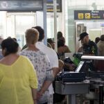 Efectivos de la Guardia Civil trabajan en los accesos a las puertas de embarque del aeropuerto de Barcelona-El Prat