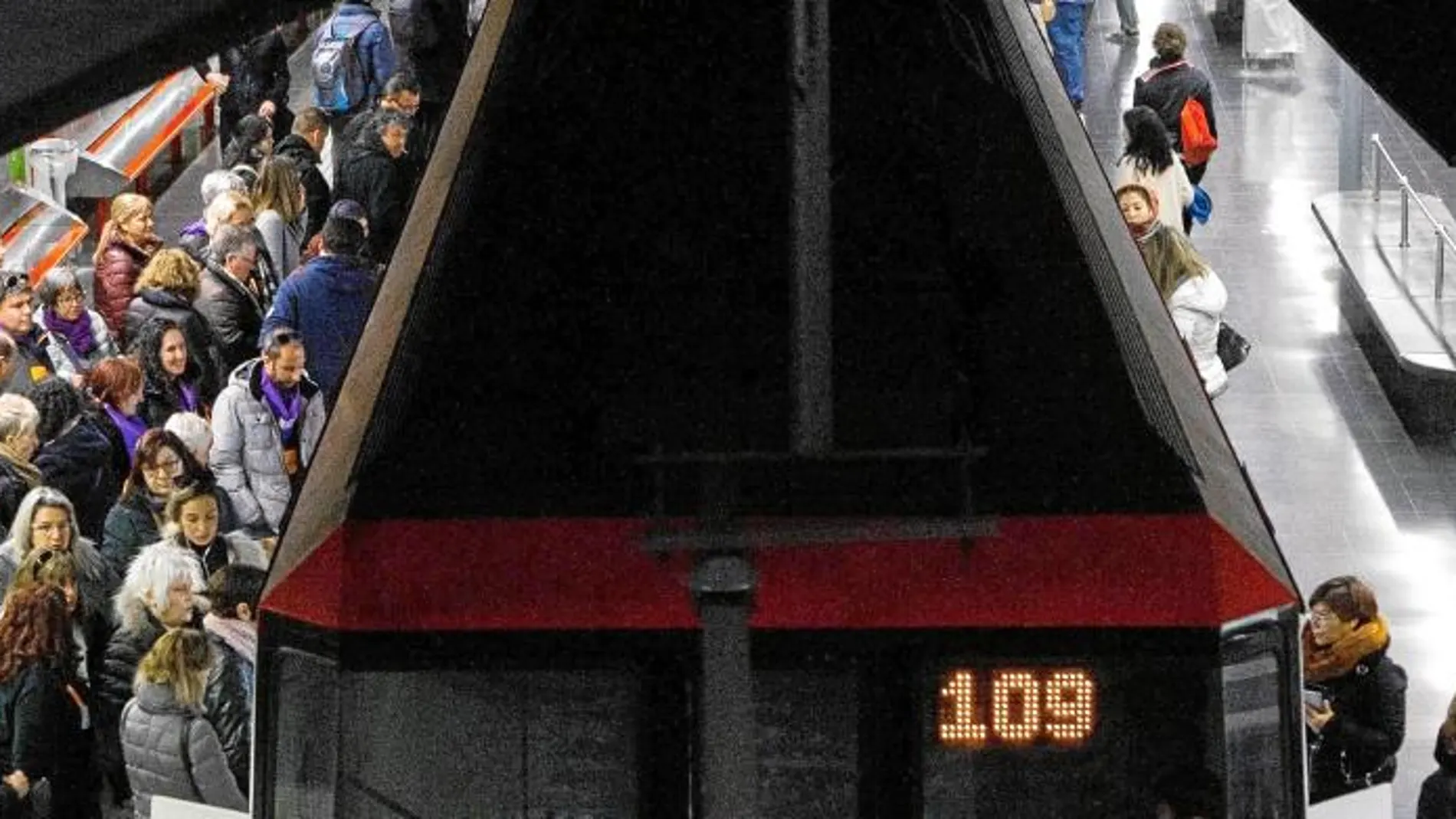 Imagen de una de las líneas del Metro de Barcelona que refleja el desbordamiento de los trenes, en hora punta , y los colapsos a los que deben hacer frente los usuarios cada día en la ciudad