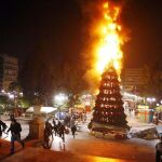 IU Madrid felicita la Navidad con un abeto en llamas y le llueven las críticas