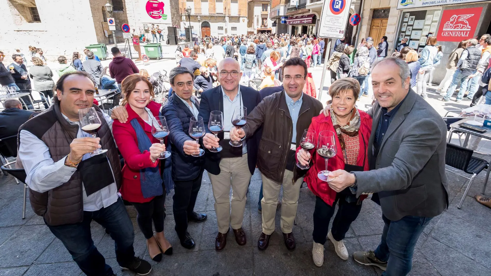 Carnero brinda con el alcalde Roberto Díez, el diputado Agapito Hernández y el director del Museo del Vino, Víctor Fernández, entre otros