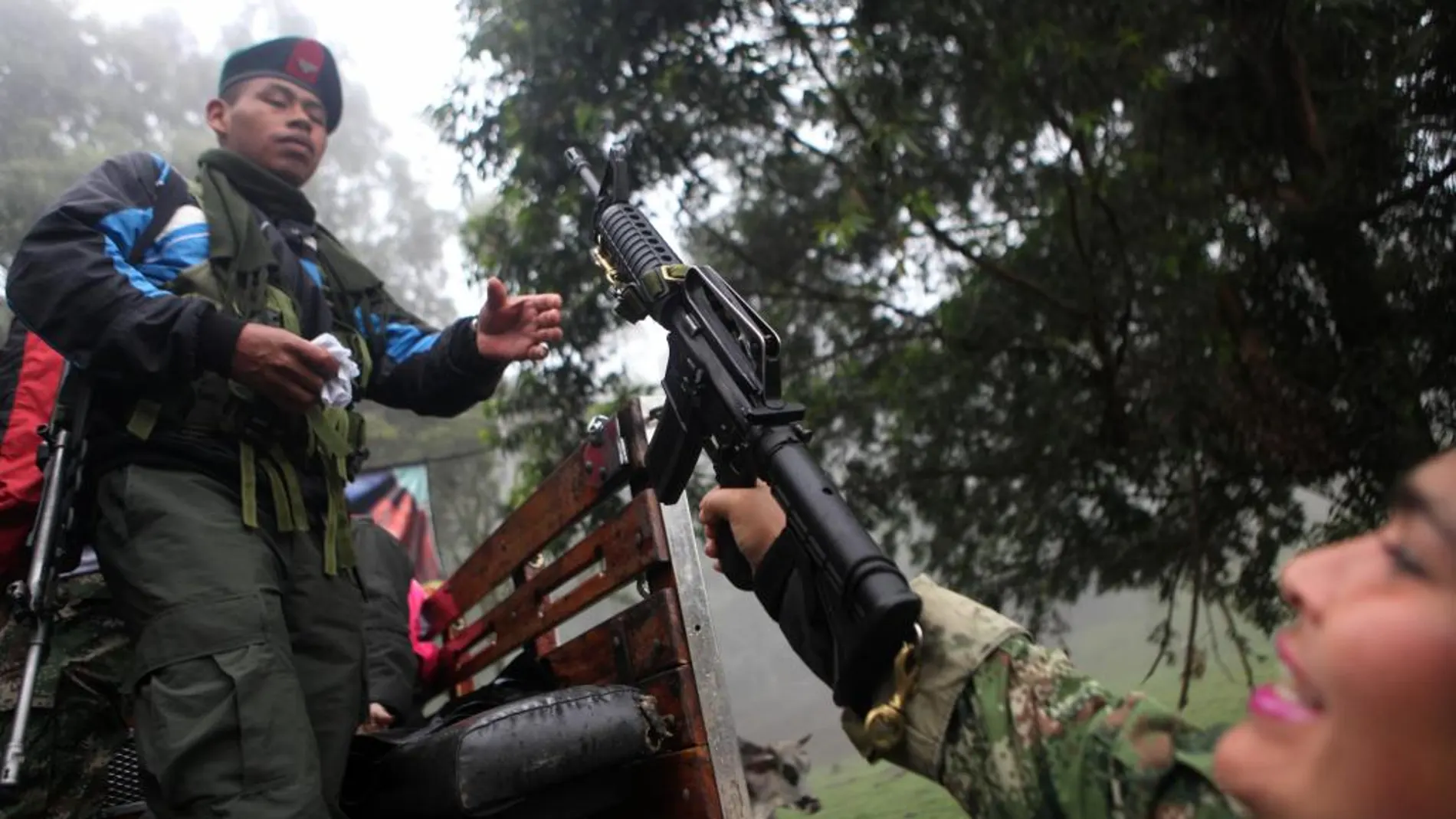 Guerrilleros de las FARC se preparaban ayer para las celebraciones de Navidad, en un campamento del Bloque Alfonso Cano en las montañas del Departamento del Cauca (Colombia).