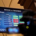 Vista de un panel de la Bolsa de Madrid que muestra la evolución de la prima de riesgo española