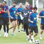 Isco controla un balón en el entrenamiento de ayer de España