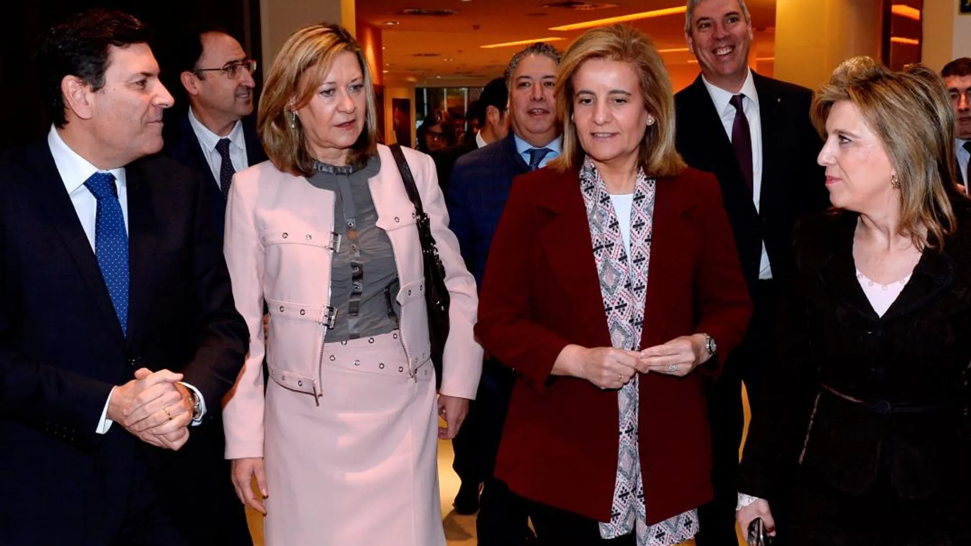 ALa ministra de Empleo, Fátima Báñez, llega a la jornada acompañada de la delegada del Gobierno, María José Salgueiro, de Pilar del Olmo, Carlos Fernández Carriedo y Alfonso Polanco, entre otros