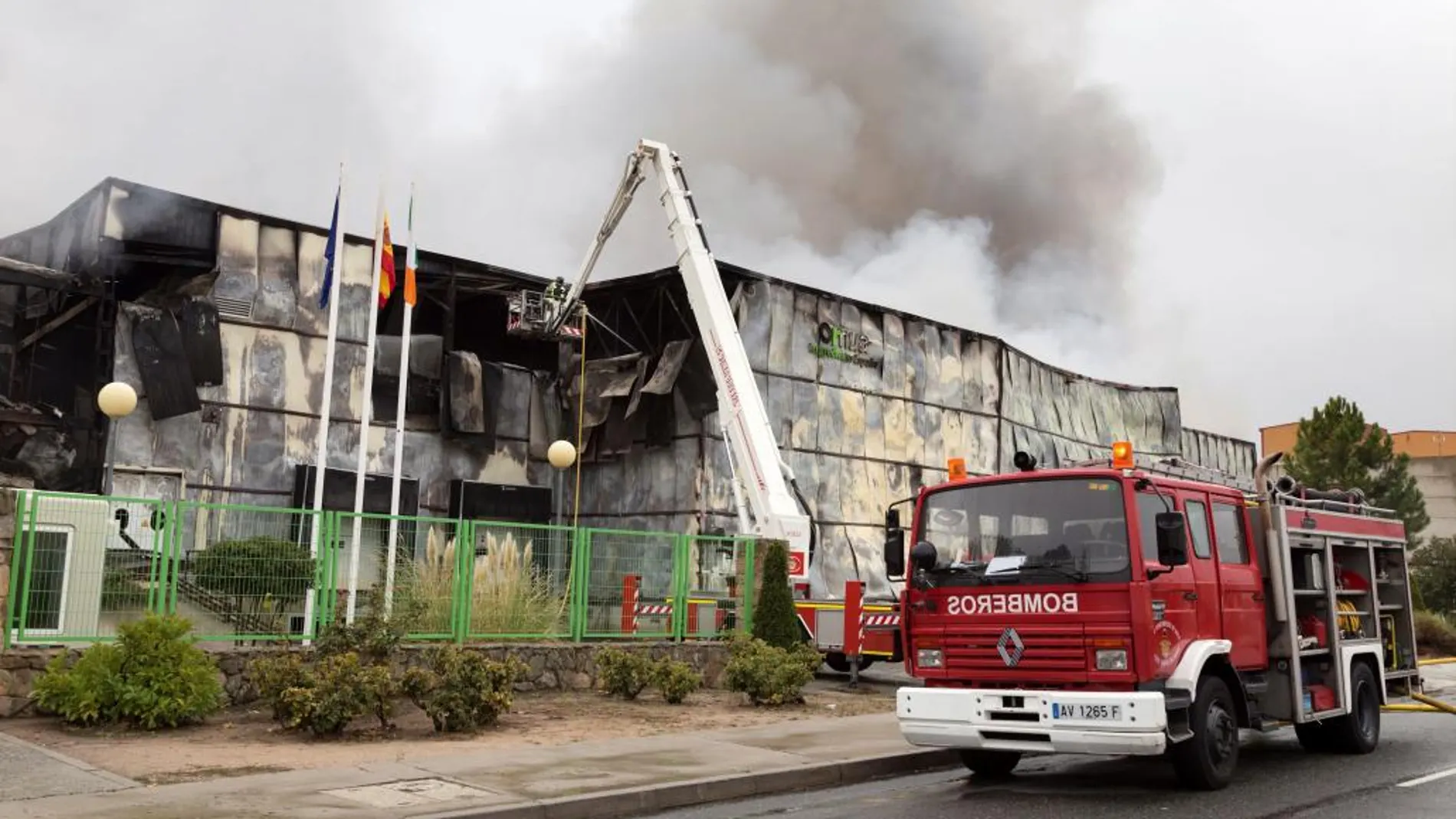 La fábrica que la empresa de capital irlandés Ornua tiene en el Polígono Industrial de Vicolozano, a unos 5 kilómetros de Ávila, ha quedado esta madrugada destruida por las llamas de un virulento incendio