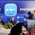 El presidente, ayer durante el encuentro con alcaldes, portavoces y presidentes locales del PP de la Marina Alta