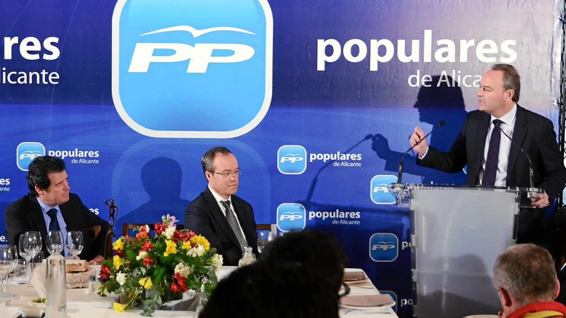 El presidente, ayer durante el encuentro con alcaldes, portavoces y presidentes locales del PP de la Marina Alta