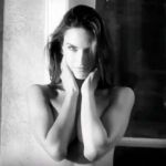 Alessandra Ambrosio nos regala un sensual striptease por Navidad