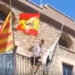 Cuelgan la bandera de España en el ayuntamiento de Balsareny