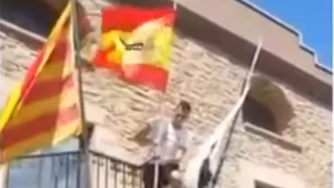 Cuelgan la bandera de España en el ayuntamiento de Balsareny