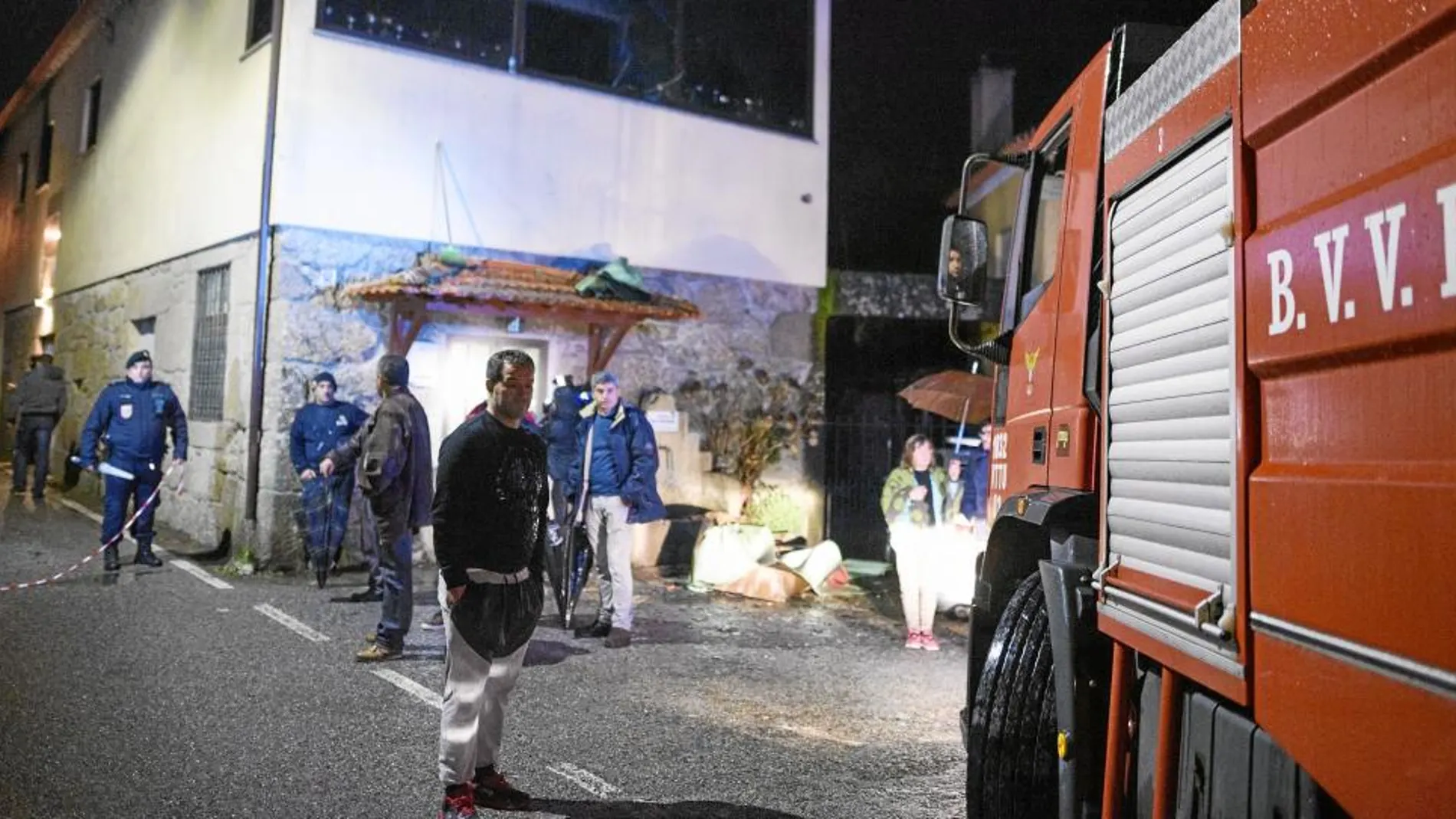 Dos miembros de la Policía portuguesa y un camión de Bomberos junto al local del incendio en Vila Nova