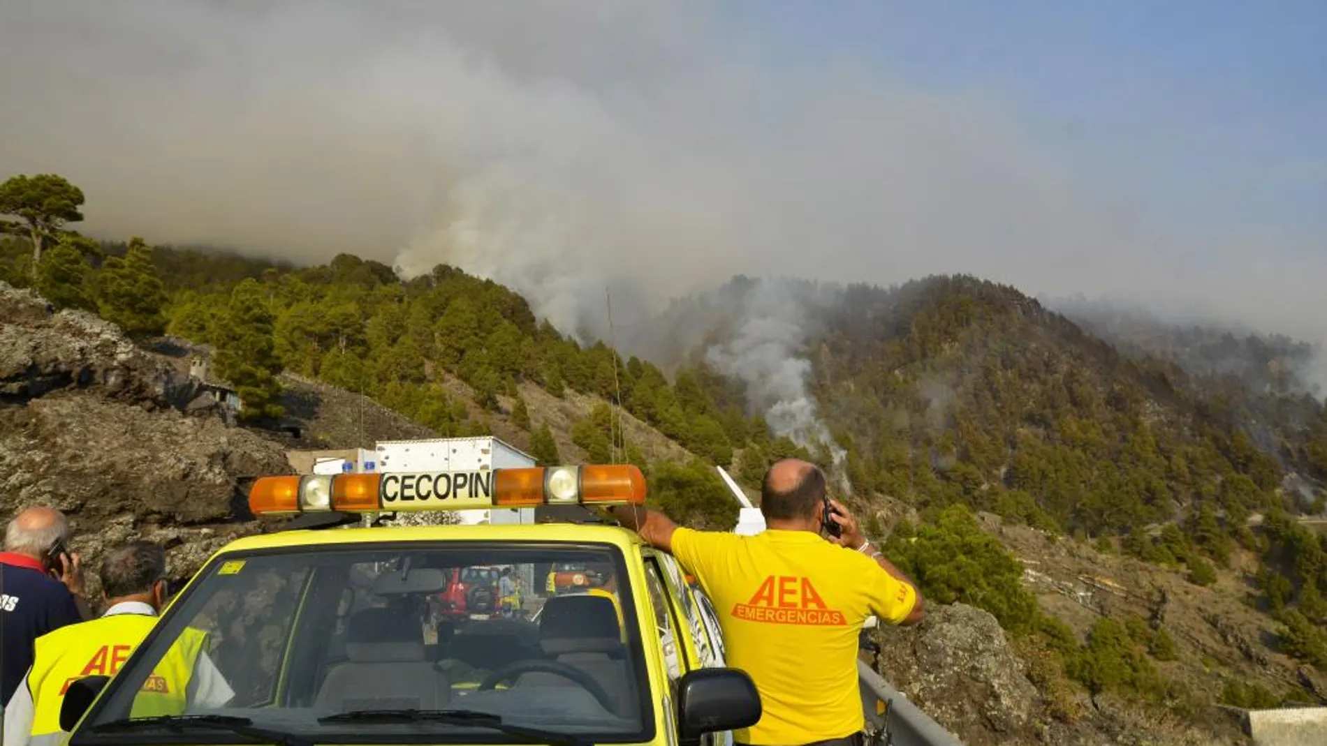 Agentes de emergencias, ante el fuego que se comenzó ayer en el municipio palmero de El Paso