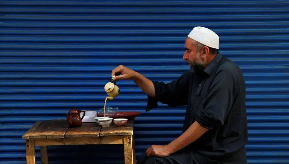 Un hombre se sirve té en Peshawar, Pakistan